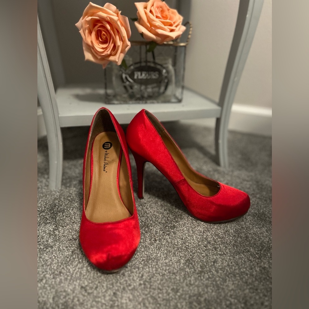 Gorgeous cherry red 3.5” inch heels size 7.5 by Michael Antonio